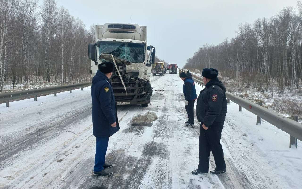 Столкнулись 15 фур и 3 легковушки: подробности страшного ДТП в Кузбассе