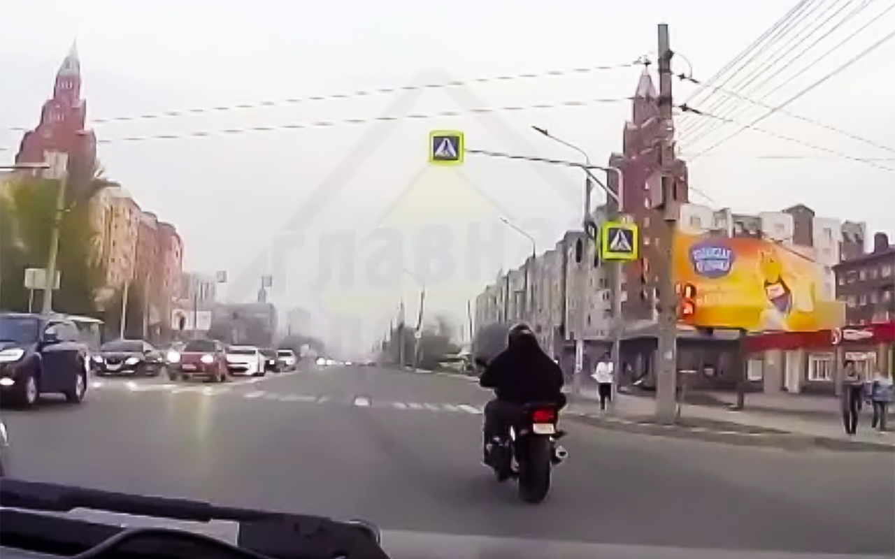 Банальная ситуация, но есть вопросы: мотоциклист не удержал байк перед препятствием (видео)