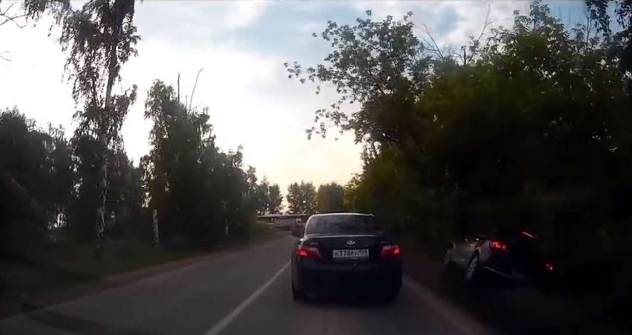 Объезд по обочине: бывает и так (ВИДЕО)