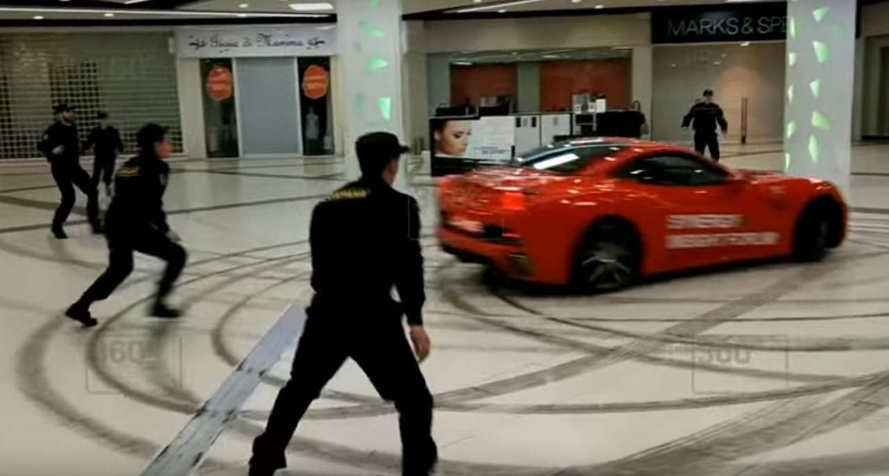 Мажор-перформанс: бывший мэр подрифтовал на Ferrari в торговом центре