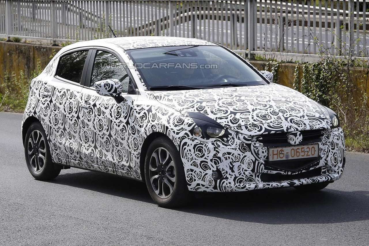 На тесты выехала новая Mazda2