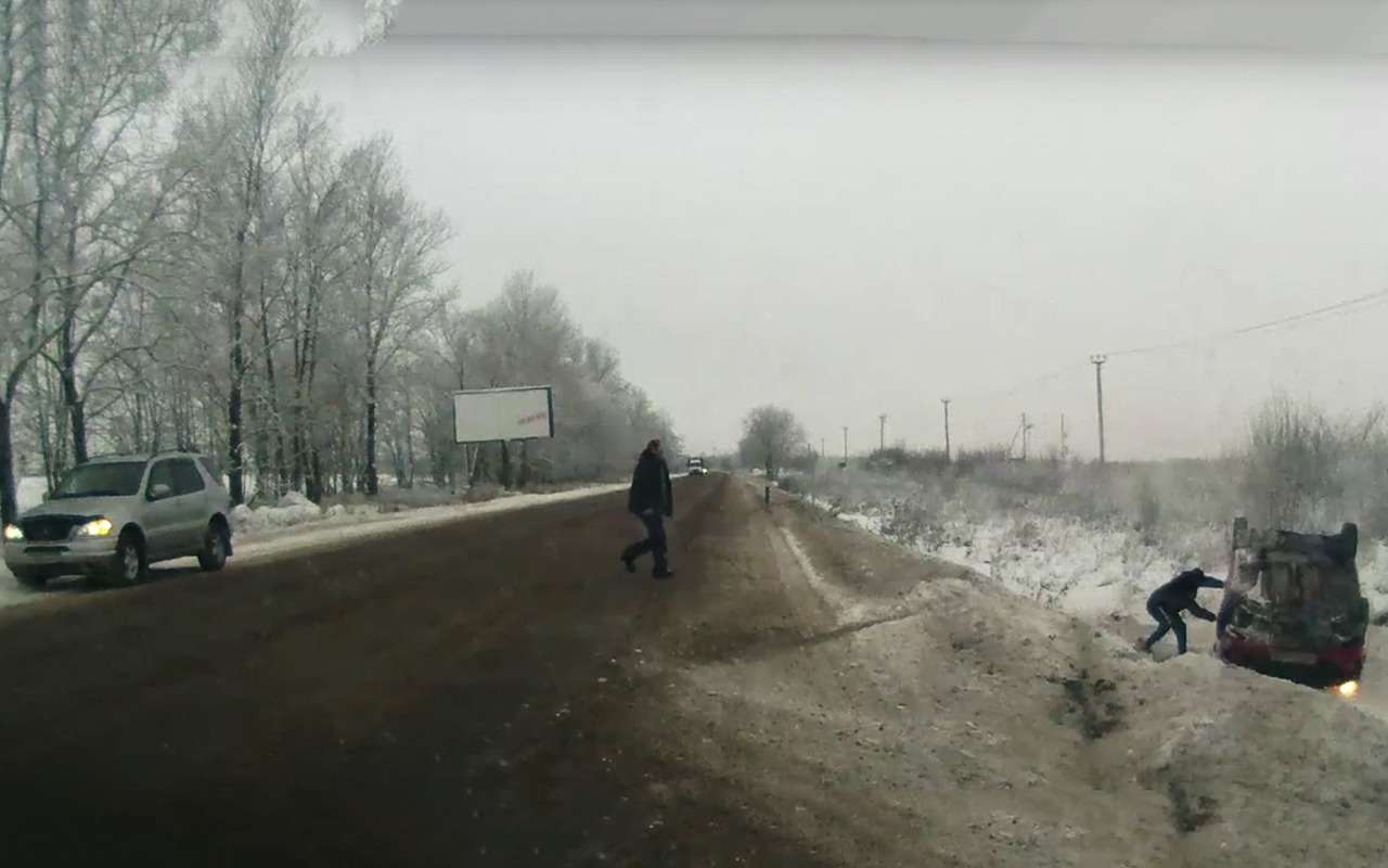 Видео не о том, как водитель «поймал обочину», а о том, как много еще отзывчивых людей