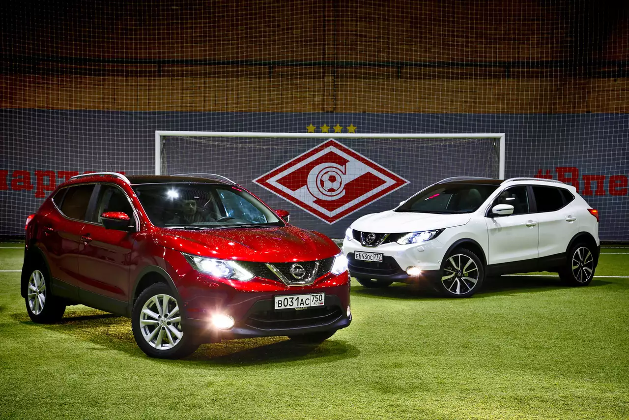  Внешне отличить Qashqai российской сборки (белый) от английского (красный) – та еще задача: у нашей машины чуть шире накладки на колесные арки.