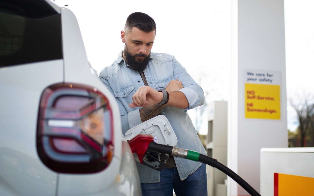 Заправлять машину при таком условии опасно для жизни