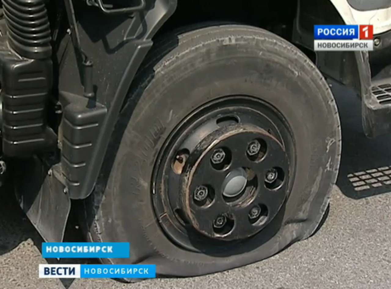 Разгневанный автовладелец проколол четыре колеса эвакуатора