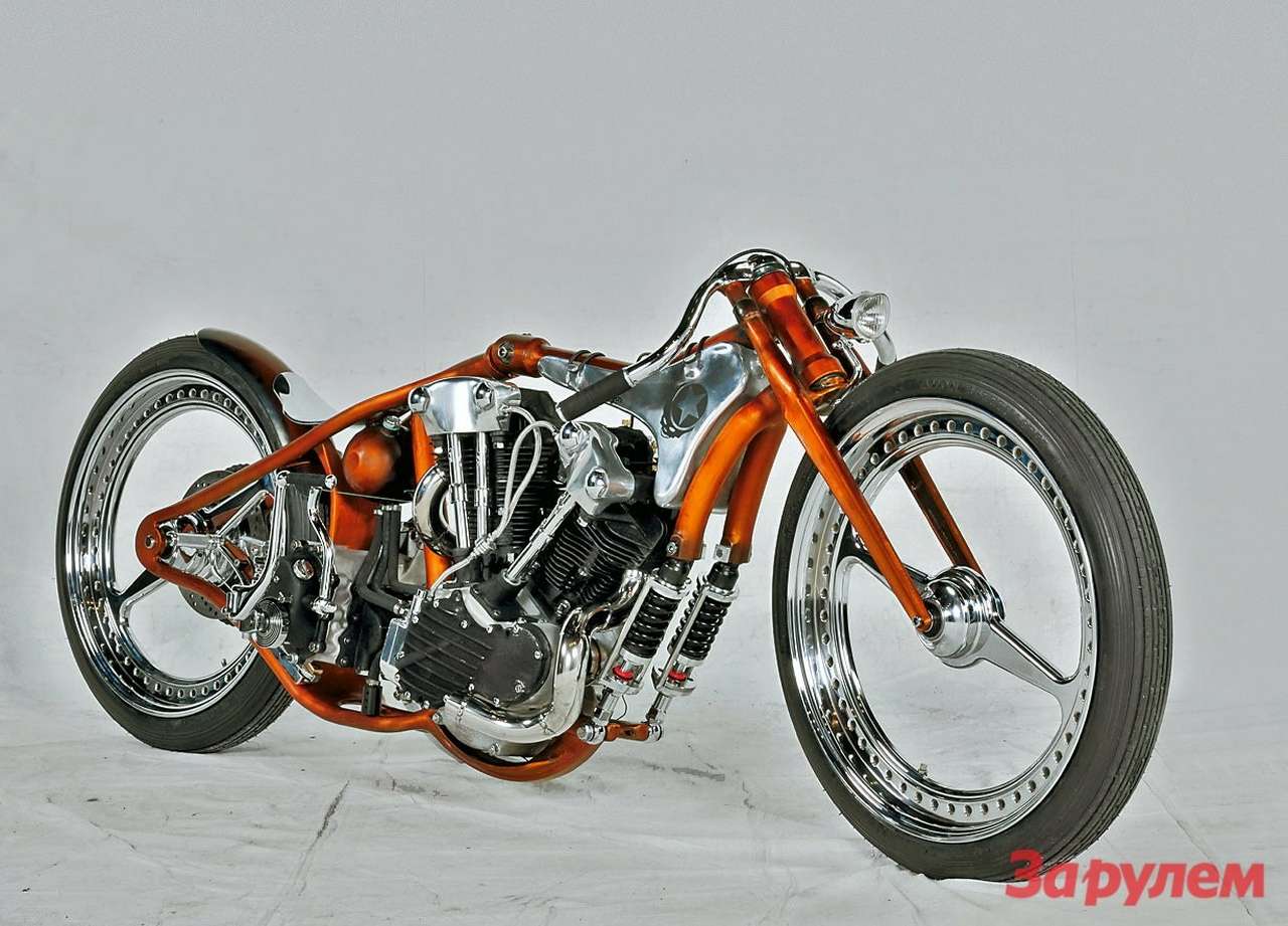 Morning Sunrise Headbanger Motorcycles. Серебряным призером чемпионата стал уже известный нашим читателям по репортажу из Вероны «складной» Morning Sunrise, построенный новоиспеченной миланской компанией Headbanger Motorcycles, где трудится теперь один из авторитетнейших итальянских мастеров – Лучано Андреоли. Интересно, что заполучить заветную путевку на чемпионат мира помешал этому мотоциклу в Вероне все тот же Kcosmodrive. И все же Morning Sunrise взял свое – в Стерджис он теперь летит на правах призера чемпионата Европы. А вот хромировать уникальные двухспицевые колеса (в Вероне они были белыми), по-моему, не стоило – они слегка «потерялись». Хотя, возможно, я ошибаюсь. (Подумал еще раз.) Нет, я не ошибаюсь.