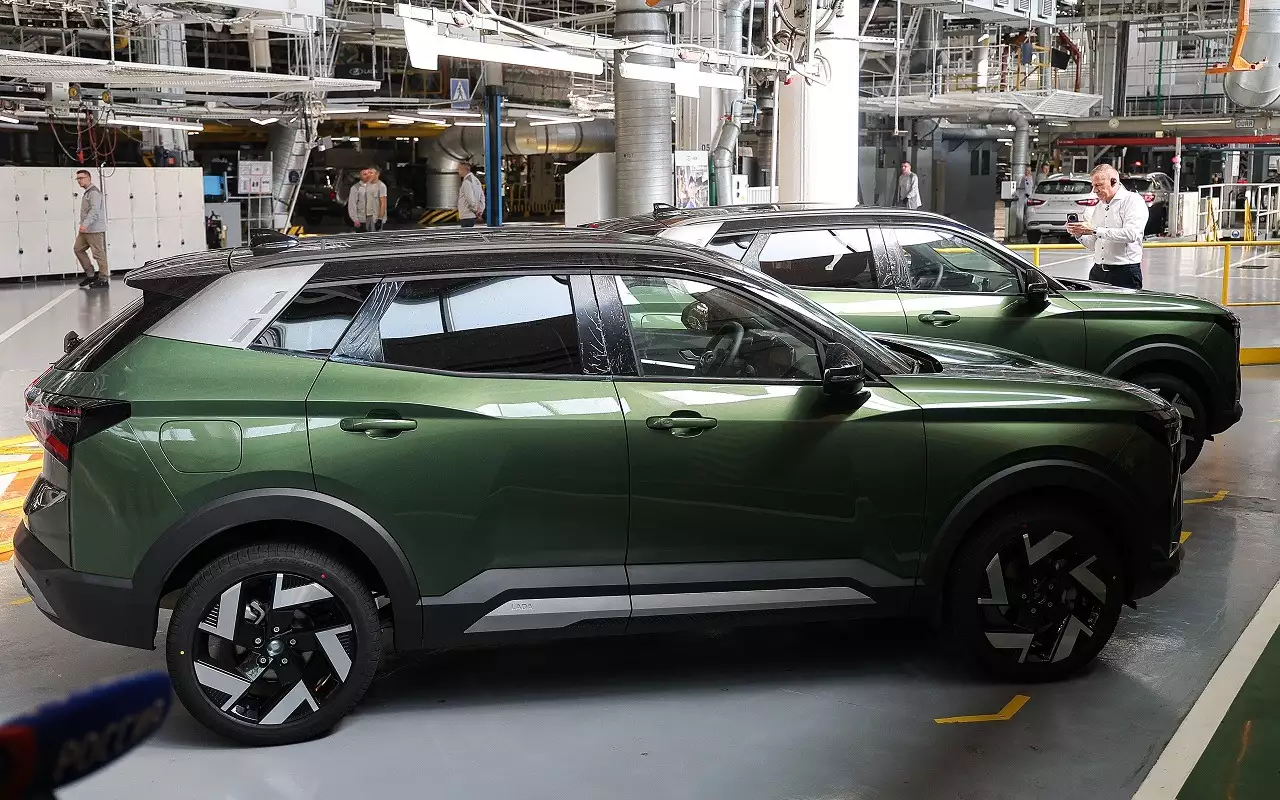 Серийные кроссоверы Lada Azimut в сборочном цехе АВТОВАЗа