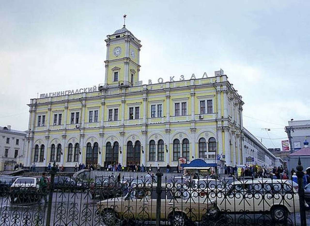 Площадь у Ленинградского вокзала поделят на линии движения