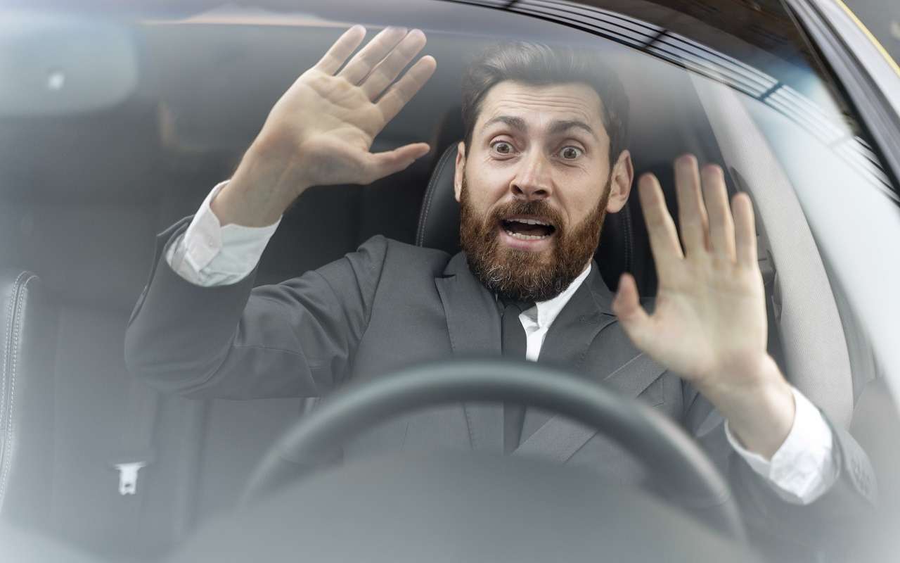 Неуправляемый автомобиль: в чем опасность езды с заклинивающим рулем