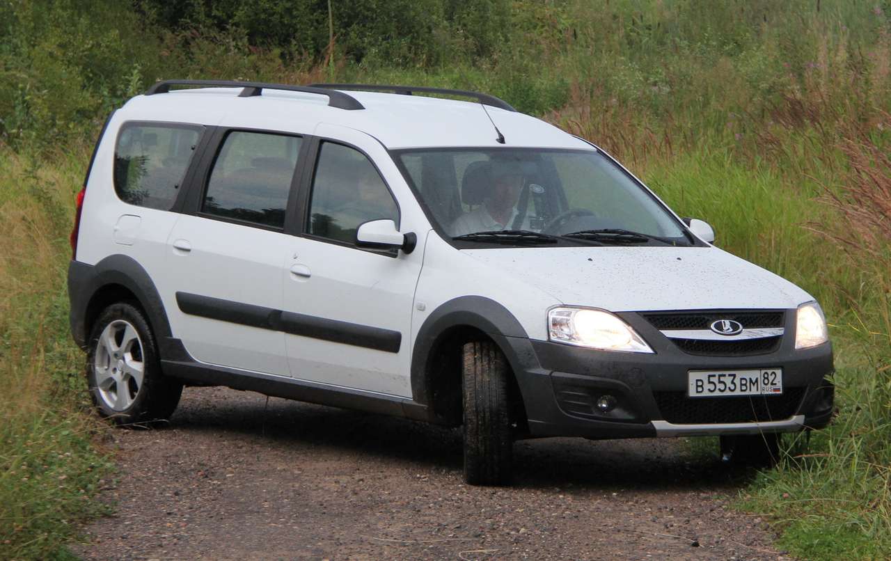 Lada Largus Cross бежит кросс