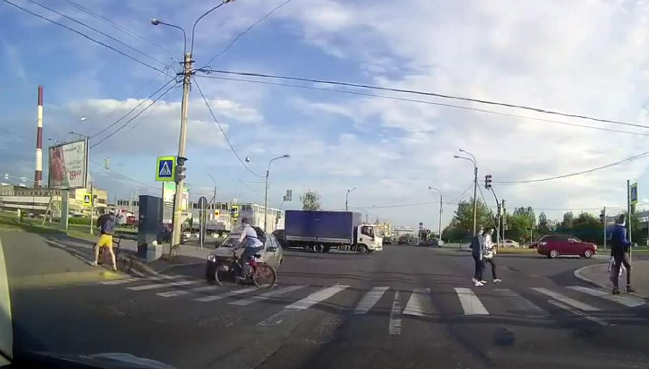 Нарушитель на велосипеде получил по заслугам (ВИДЕО)