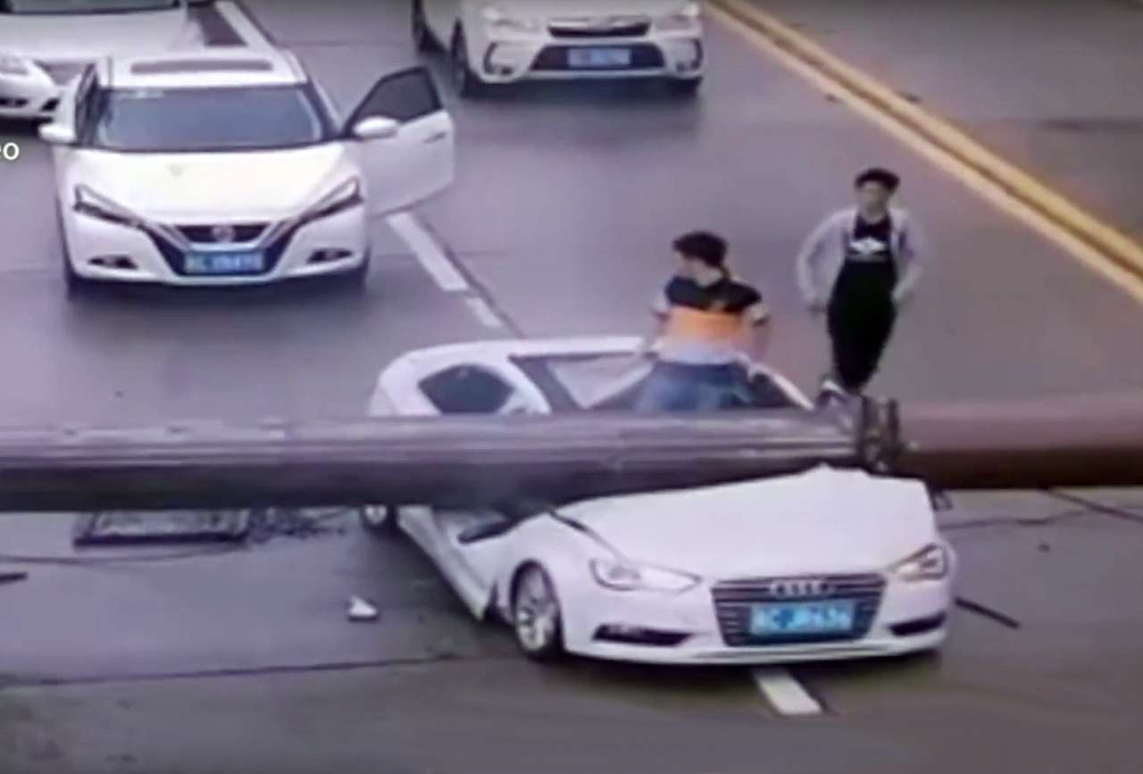 Родился в рубашке: китаец выжил после падения на автомобиль крана