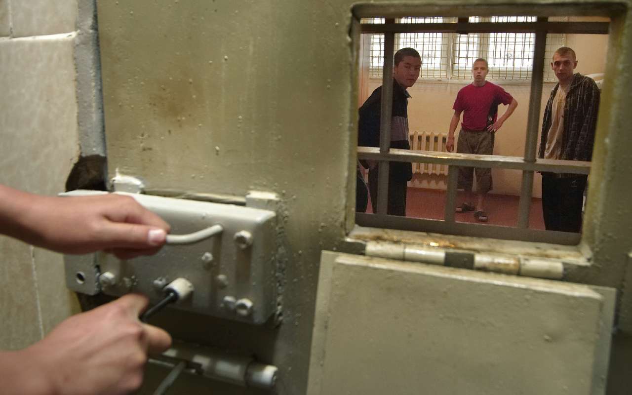 Тюремщик получил взятку от зека в виде запчастей для «уазика»!