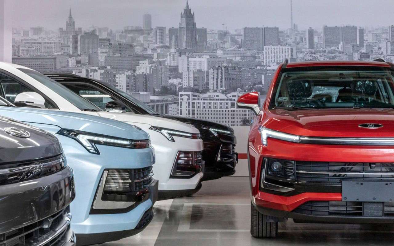 Они сделали это: чиновники мэрии Москвы разъезжают на российских «Москвичах»