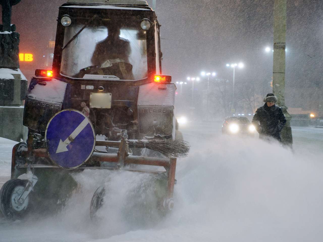 Побочный эффект: пьяный тракторист почистил улицы, пока удирал от полиции