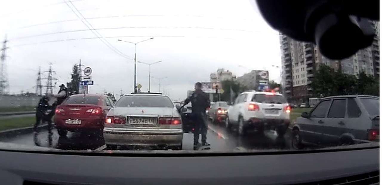 Нокдаун у светофора сняли на видео