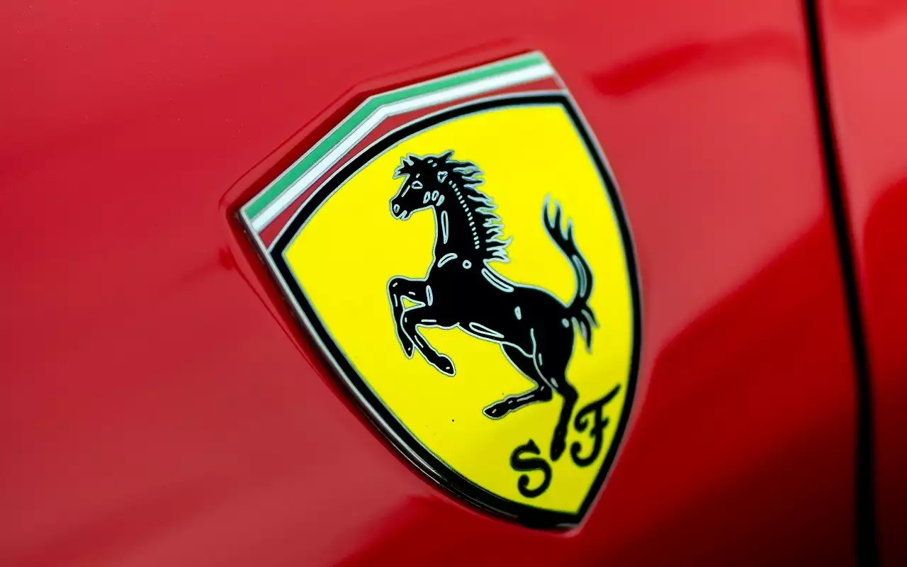 У китайцев теперь учится даже Ferrari: новый SU7 был замечен в Маранелло