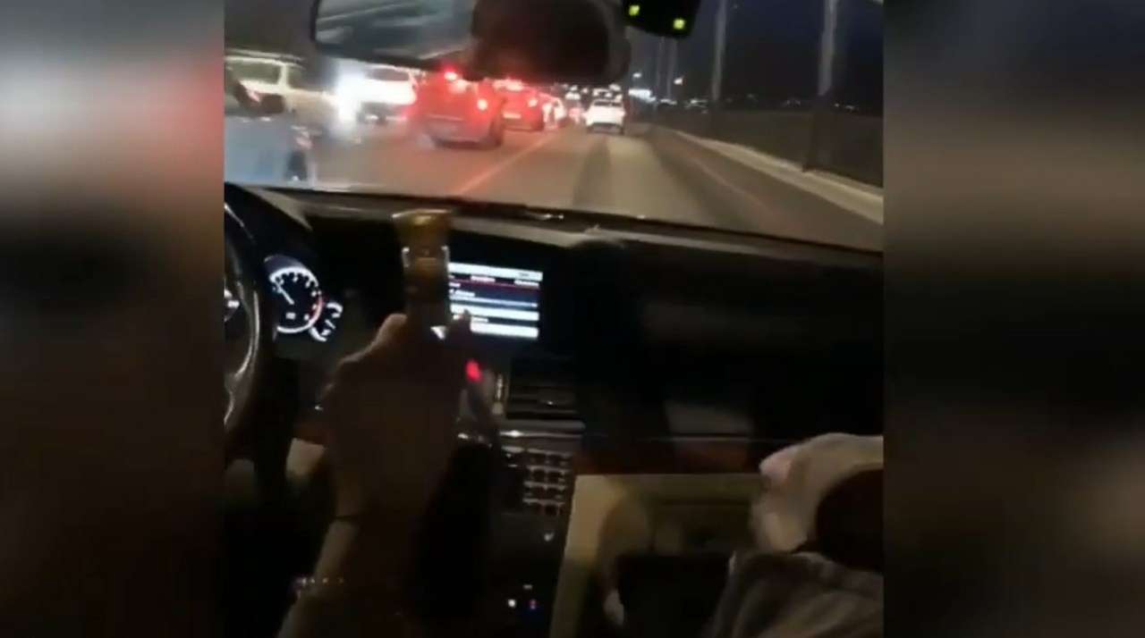 Девушка сняла попойку в автомобиле и... заинтересовала ГИБДД