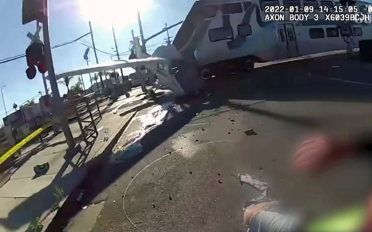 Первое в мире столкновение поезда с самолетом