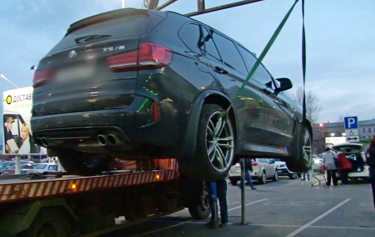 Пьяные мажоры на BMW устроили стрельбу на парковке торгового центра