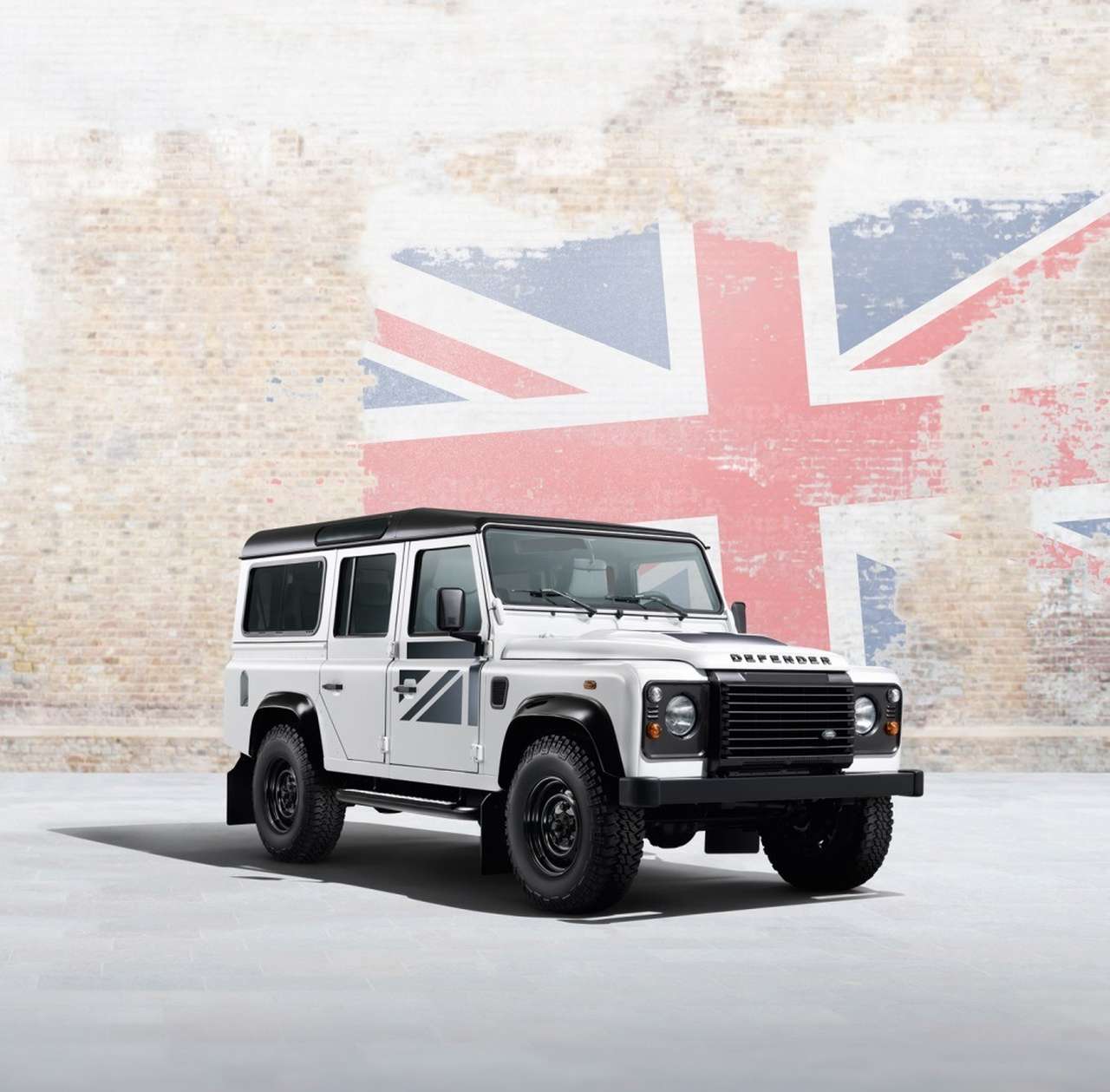 Land Rover представил спецсерии вседорожников Defender и Discovery