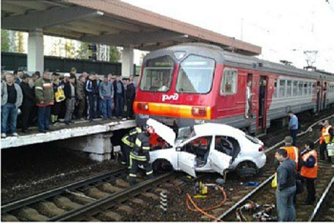 Автомобиль вылетел под железнодорожный перрон в Подмосковье