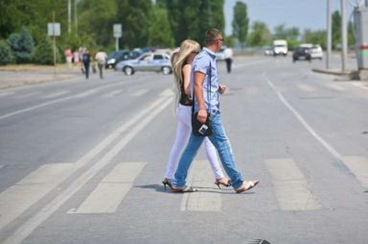 В Волгограде автомобилисты тормозят перед 3D-полицейским