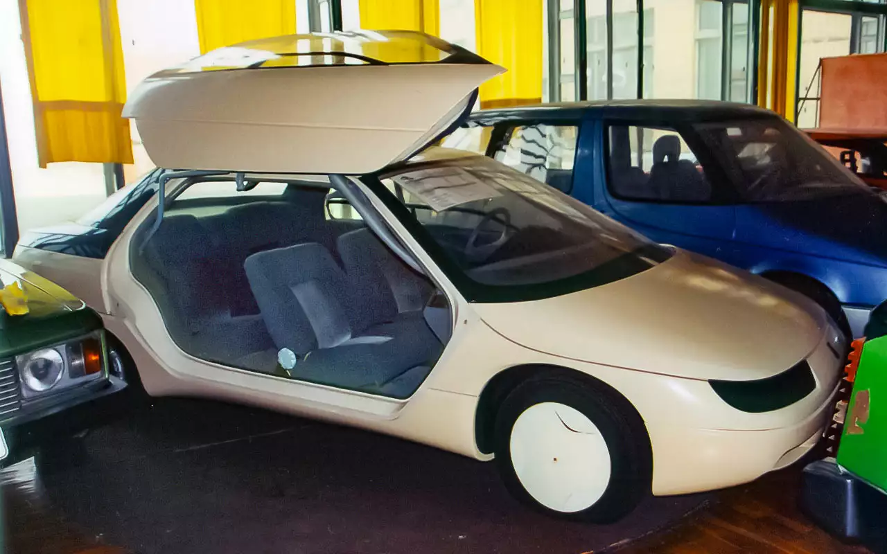 Москвич-2144 Истра – взгляд на автомобиль 2000 года из самого начала 1990-х. Конечно, взгляд немного наивный, но дизайнерский порыв все равно вызывает уважение.