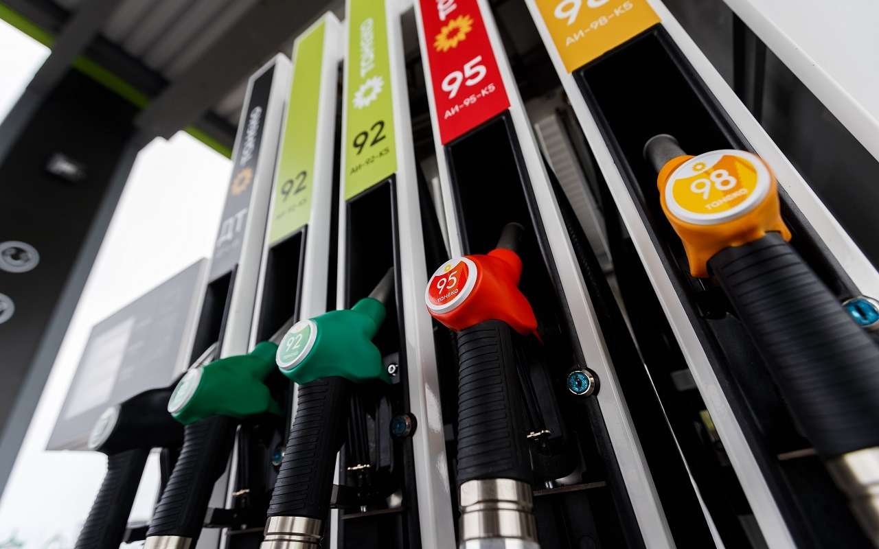 На торгах цена бензина АИ-92 выросла на 1,25%, до 52,505 тыс. рублей за тонну
