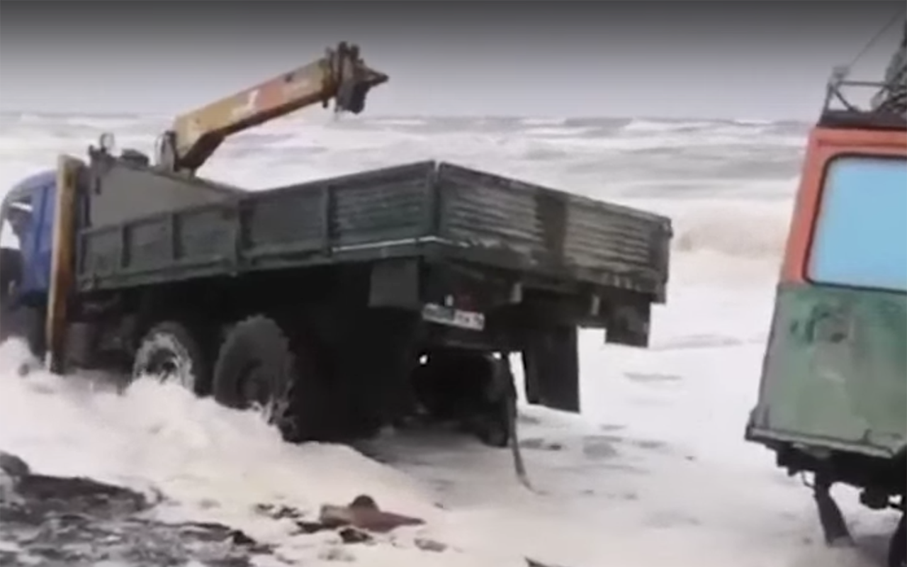 Вот это порыбачили: под воду ушли вахтовка и манипулятор