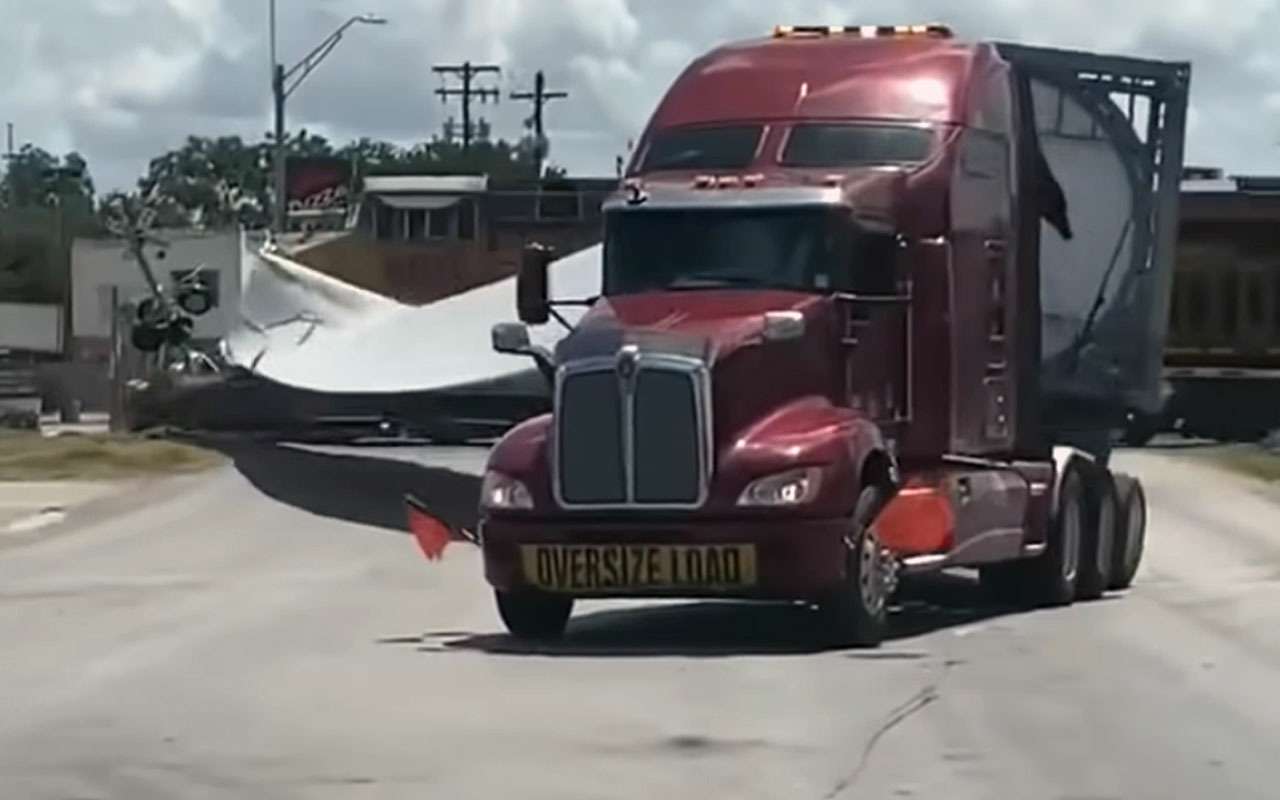 Тягач проехал, груз – нет: видео аварии на переезде