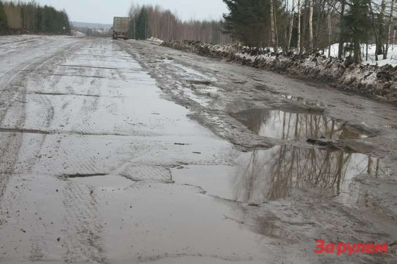 Испорченный после зимы асфальт становится причиной ДТП