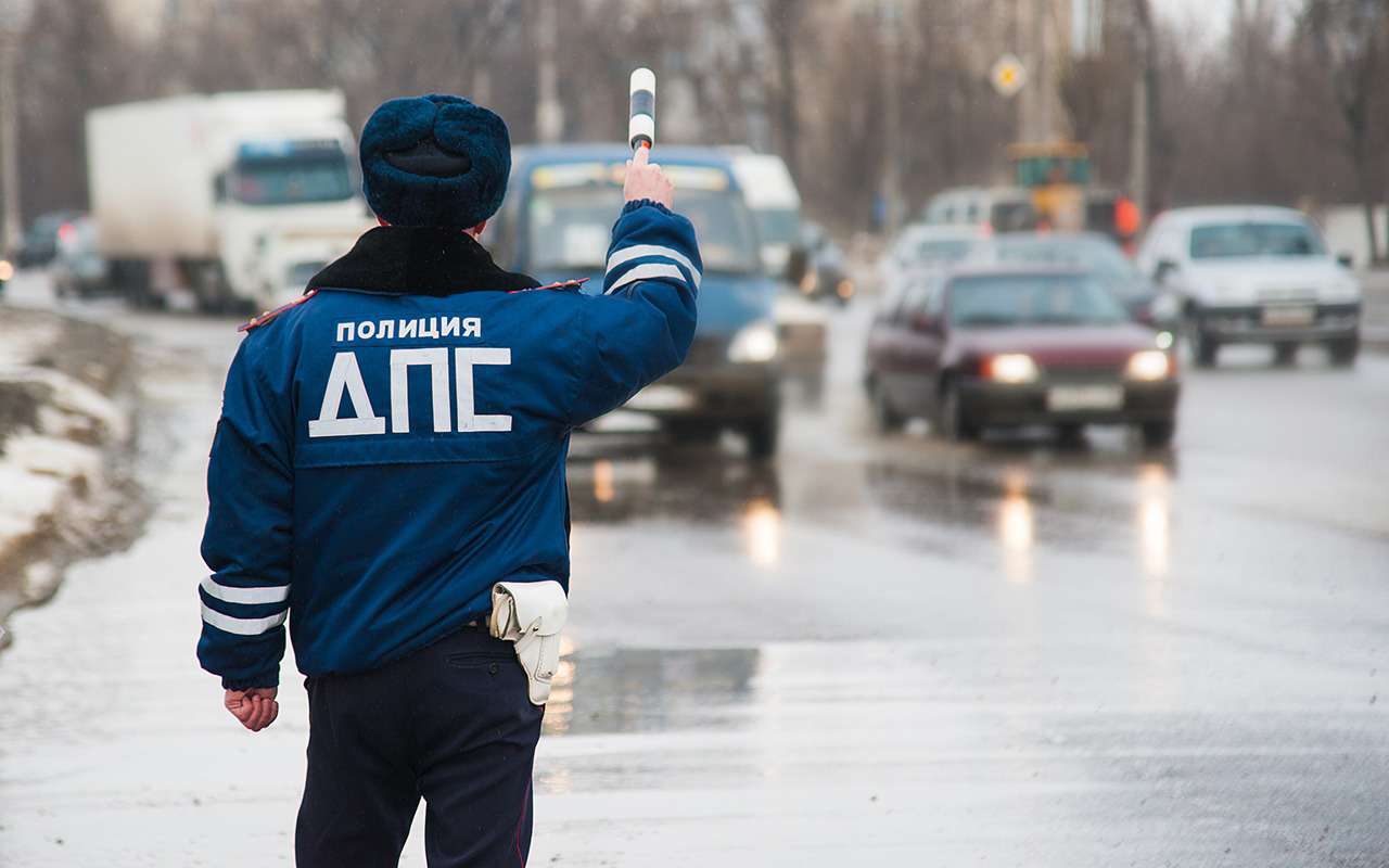 Вас остановил инспектор без жетона. Это вообще инспектор или кто?