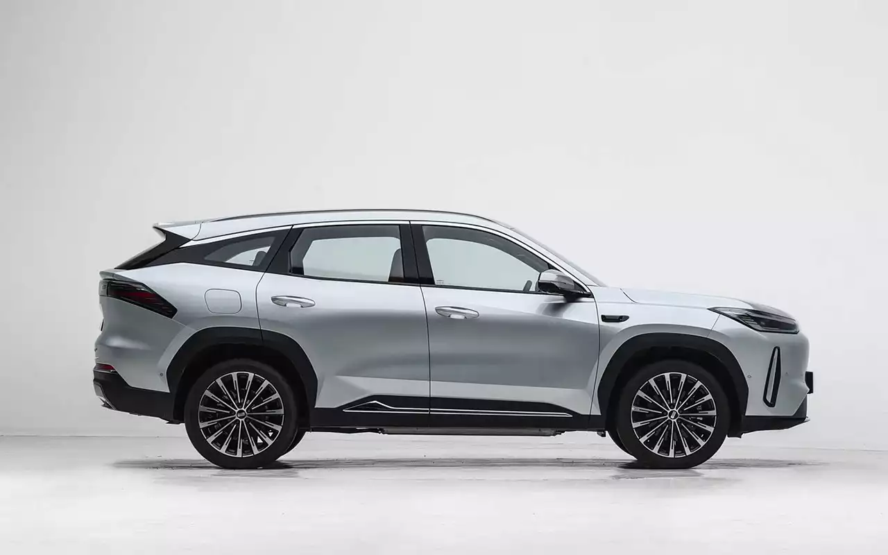 Этот кроссовер Geely набирает популярность в РФ — официально его не продают