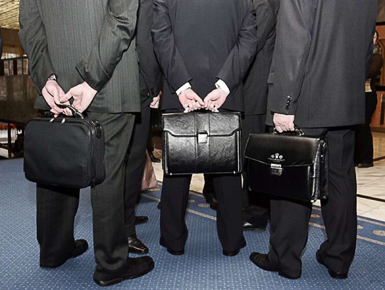 Министр РФ Абызов призывает лишить чиновников персональных автомобилей