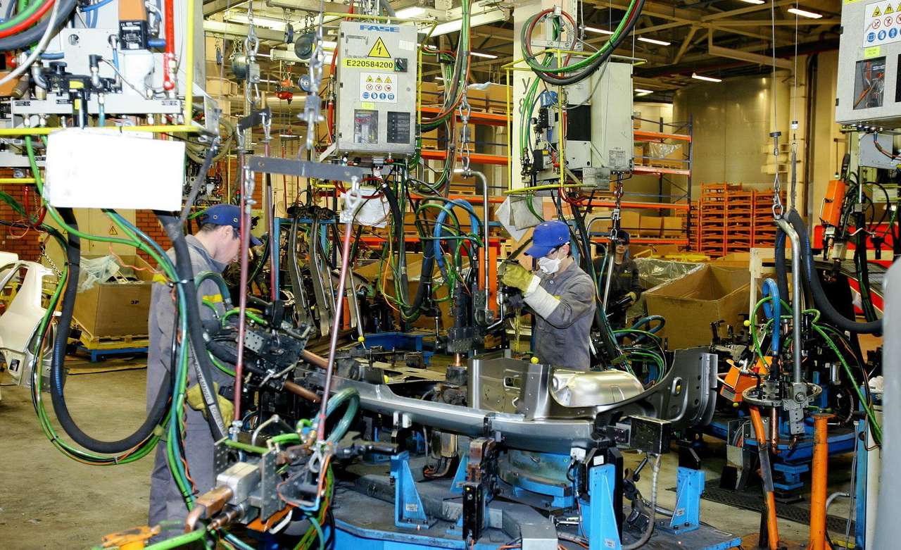 Производство автомобилей в России упало на 42%