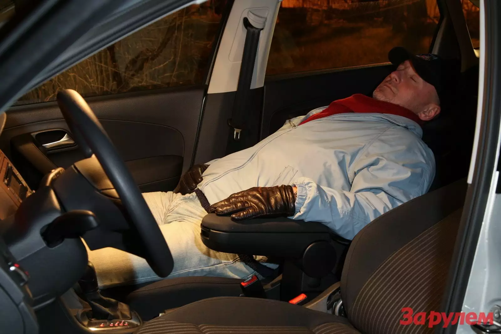 На пассажирском сидении автомобиля. Мужчина на пассажирском сидении. Уснул в машине. Лежа на машине. Спать в машине.