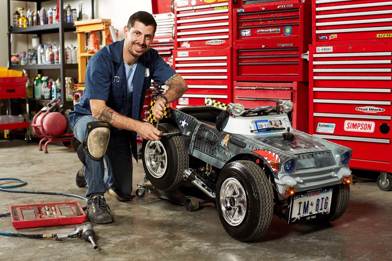 Самый маленький автомобиль в мире выехал на дорогу (ВИДЕО)