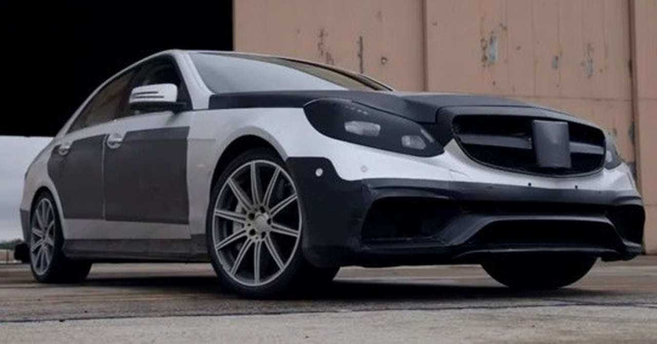 Традиционные формульные AMG-«ребра» хоть и уменьшились, но остались. Сам же передний бампер теперь еще больше напоминает о болидах из мира «королевских гонок»