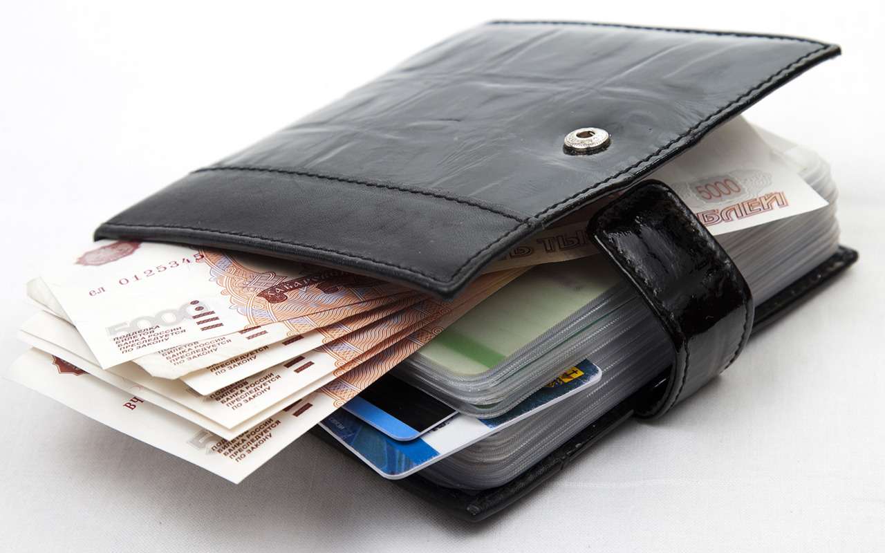 Денежный дождь: никогда не кладите бумажник на крышу машины!