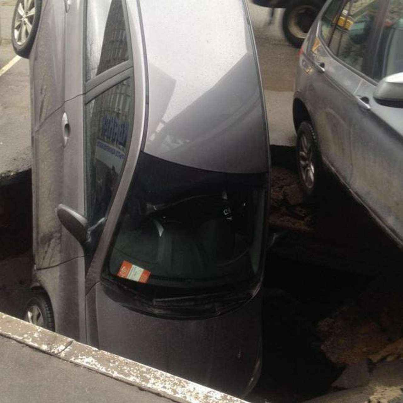 В Москве две иномарки ушли под землю