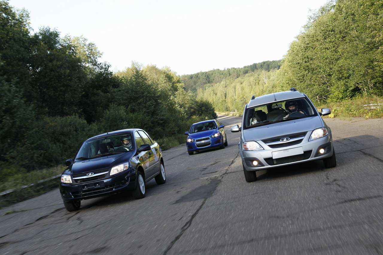 "Лада-Ларгус", "Лада-Гранта", "Шевроле-Авео" на испытаниях.