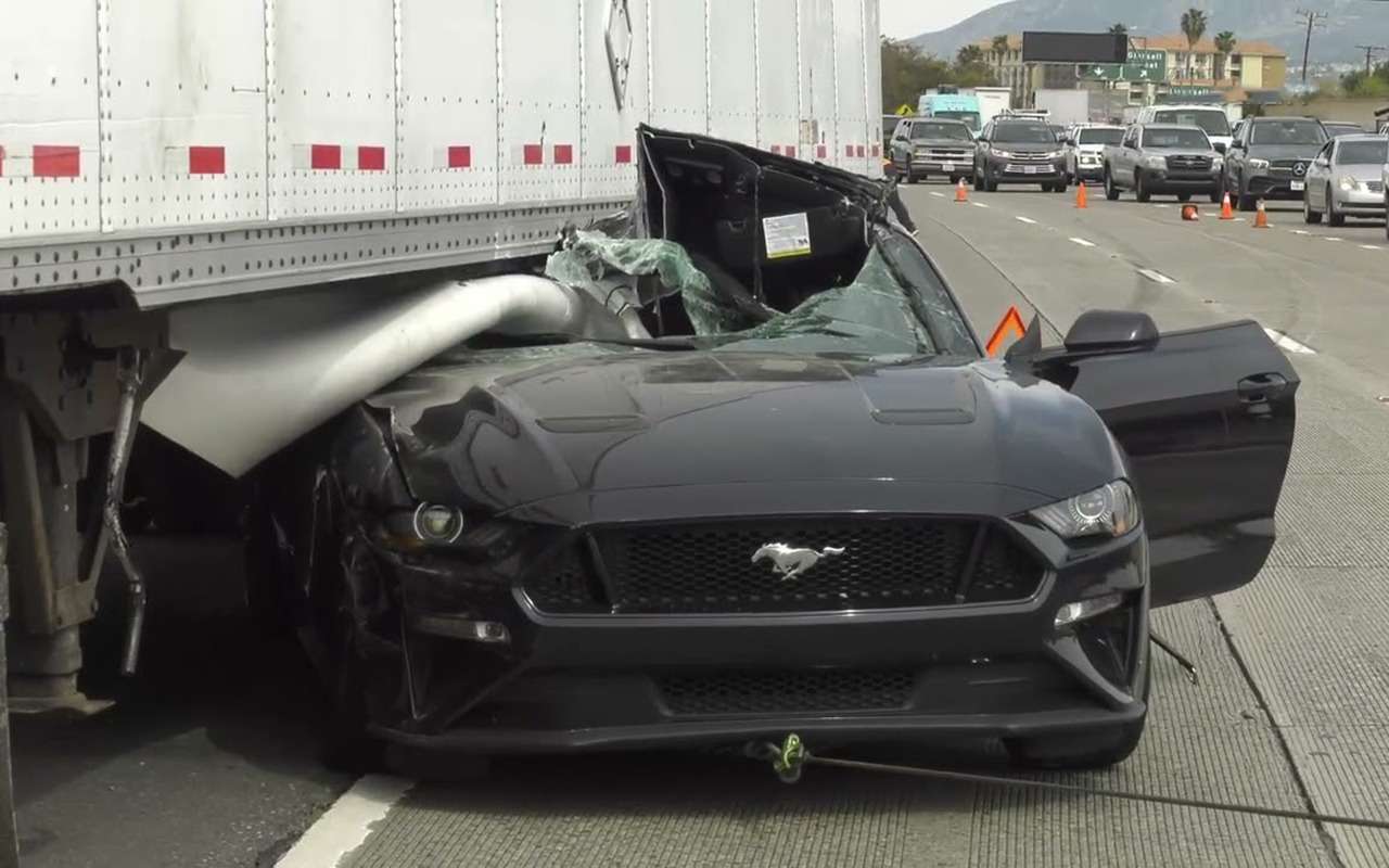 Мустанг расплющило огромной фурой (видео)