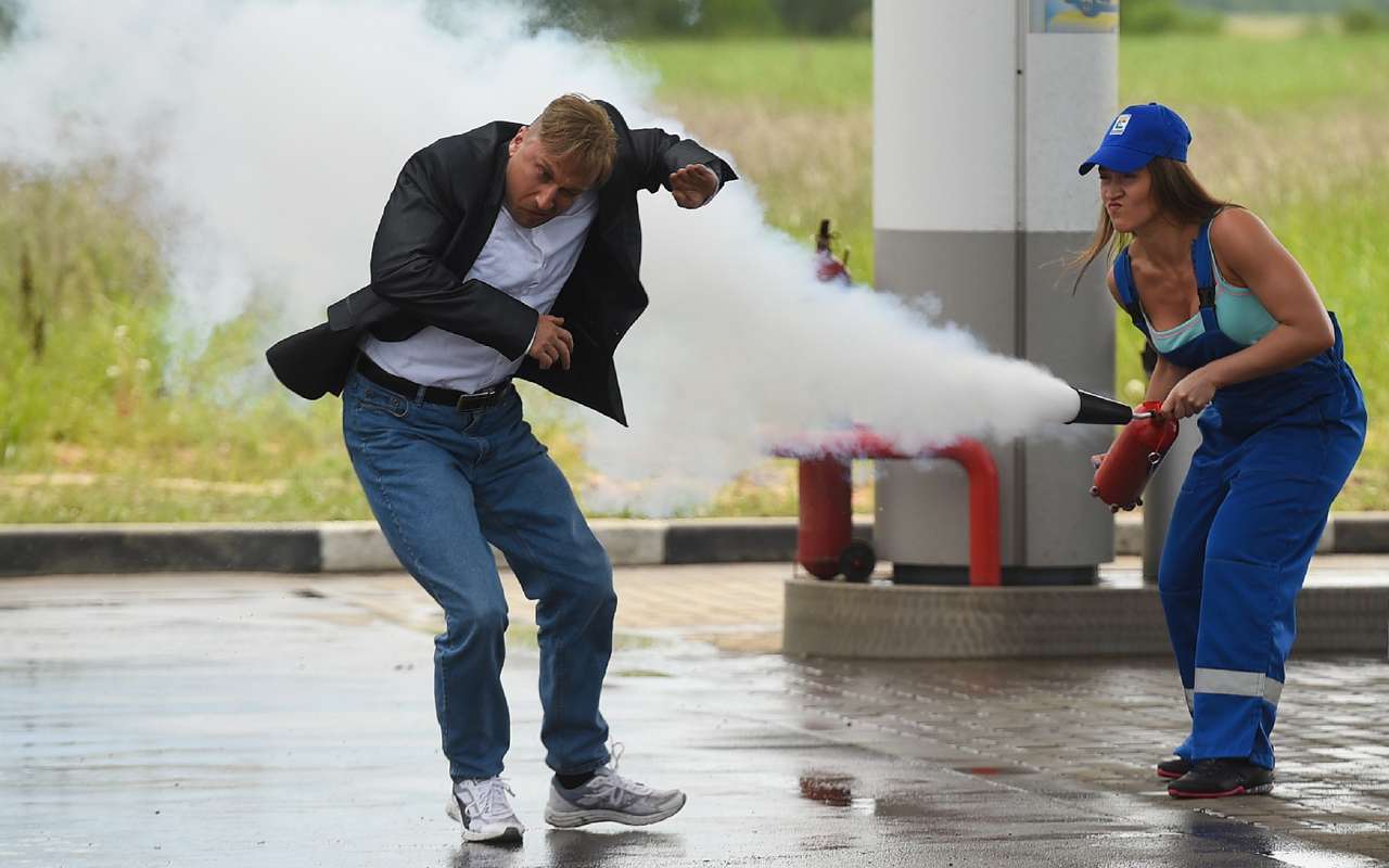 Использование огнетушителя в качестве средства усмирения не раз обыгрывалось в кинофильмах, в частности в российской комедии «Самый лучший день» с Дмитрием Нагиевым в главной роли.