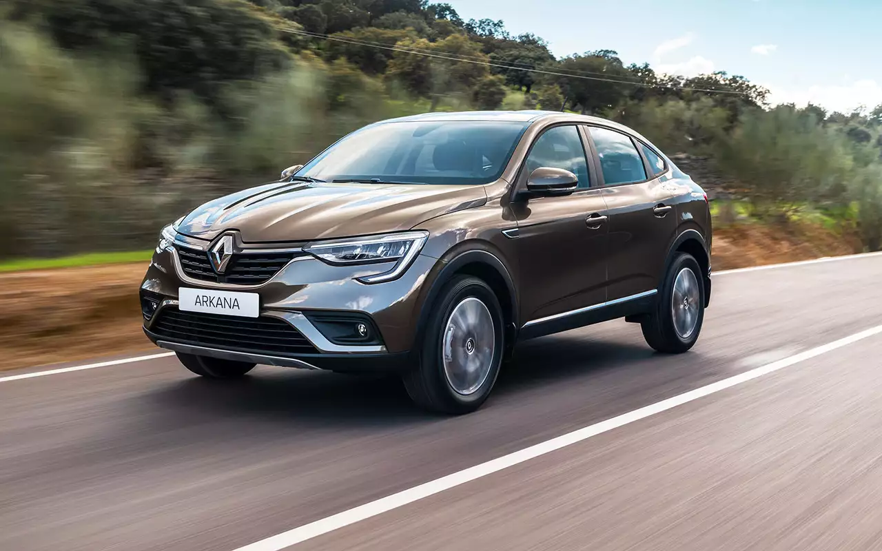 На асфальте Renault Arkana в своей стихии. Стыки и ямы проезжает жестковато, но без боязни.