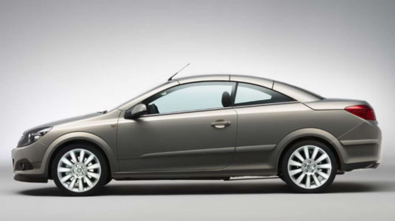 Открытый Opel Astra TwinTop за месяц до весны