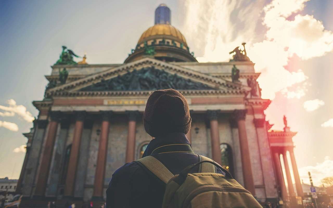 Российские туристы назвали города, где лучше путешествовать в одиночестве