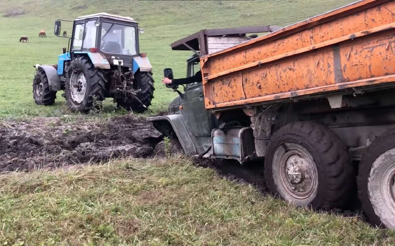 Тянем-потянем: трактор Беларус и застрявший Урал 6х6 (видео)