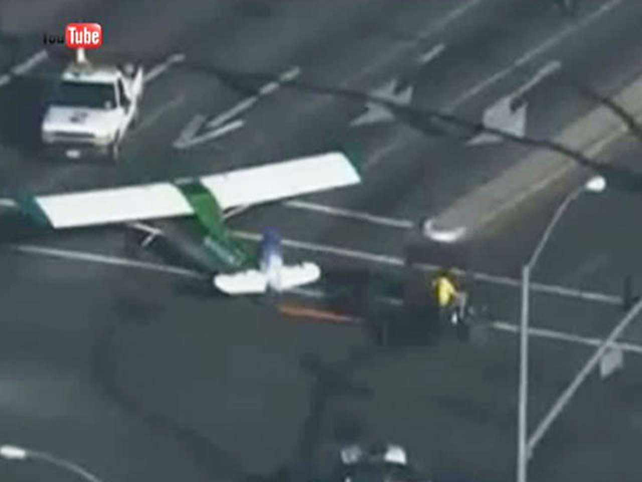 Самолет сел на оживленное шоссе (ВИДЕО)