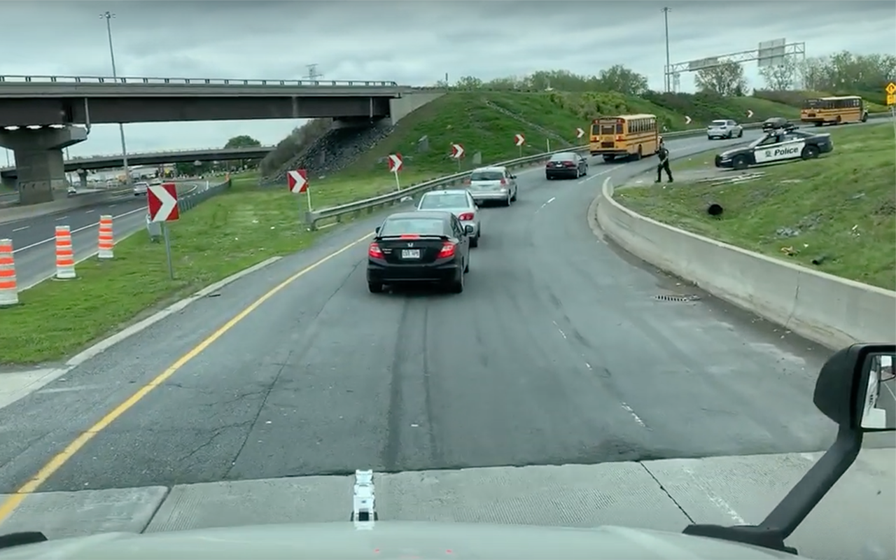 Втиснулся в пробку через островок безопасности — ну получи!